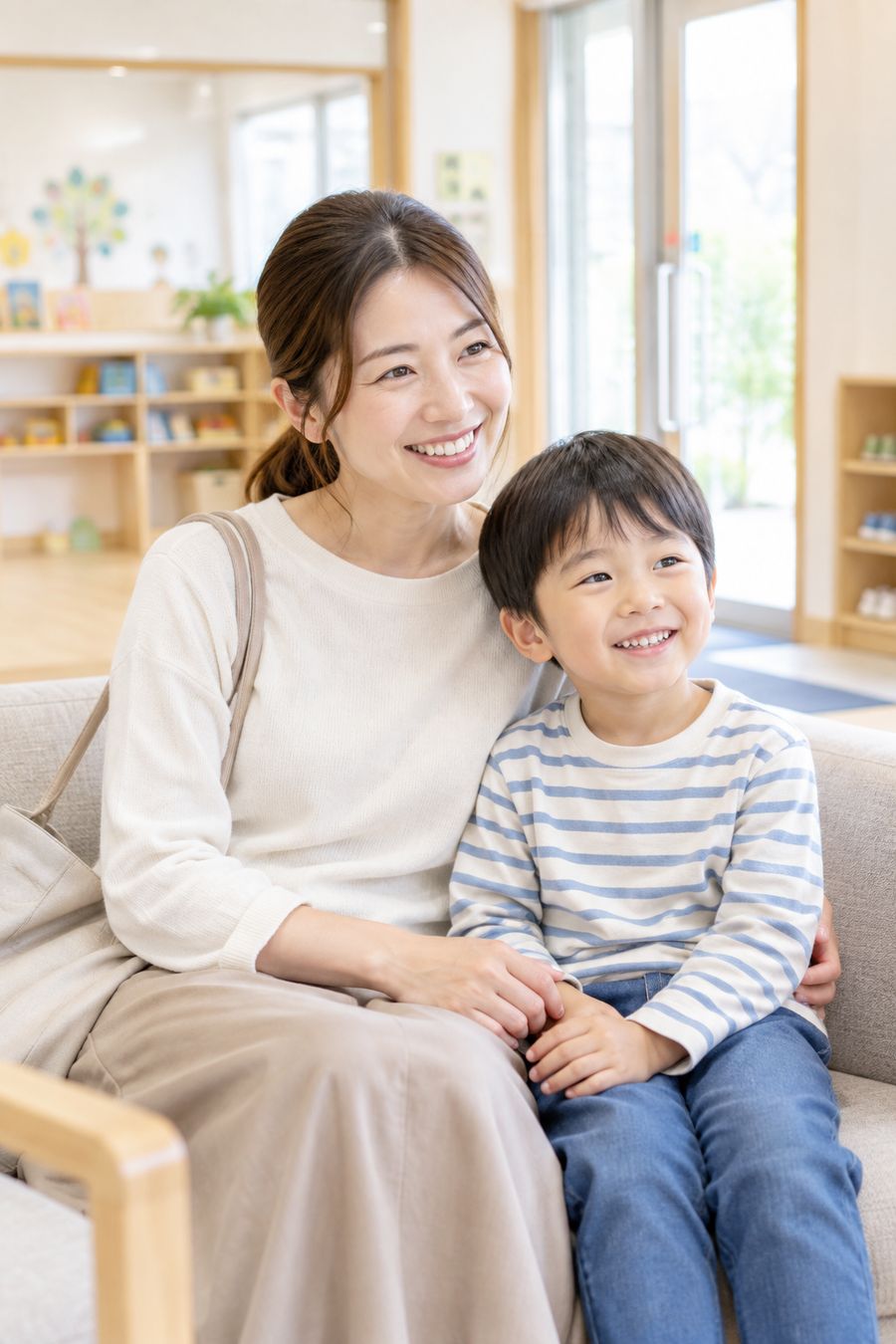 笑顔で寄り添う母親と男の子